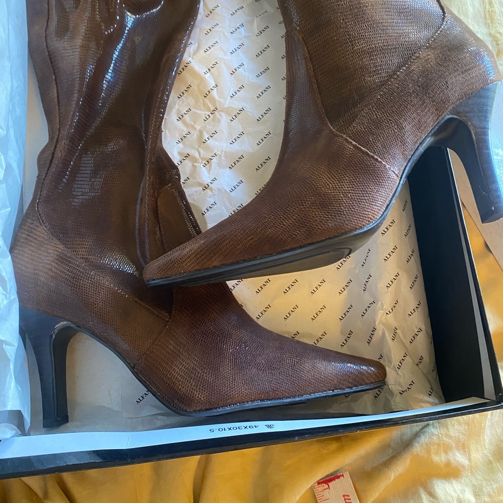 Brown light weight heel boot